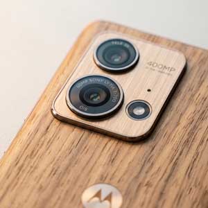 The Motorola Edge 70 Pro features a high-end 50MP Sony LYTIA sensor for superior night photography.